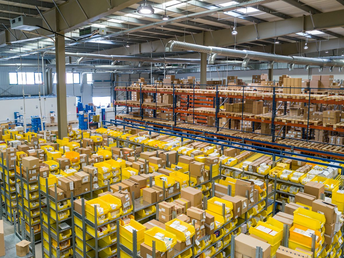 Almacén con estantes llenos de producto